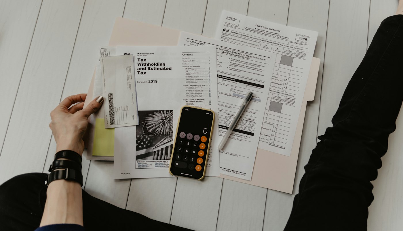 Abstrakte Darstellung von Finanzdaten und Kurven