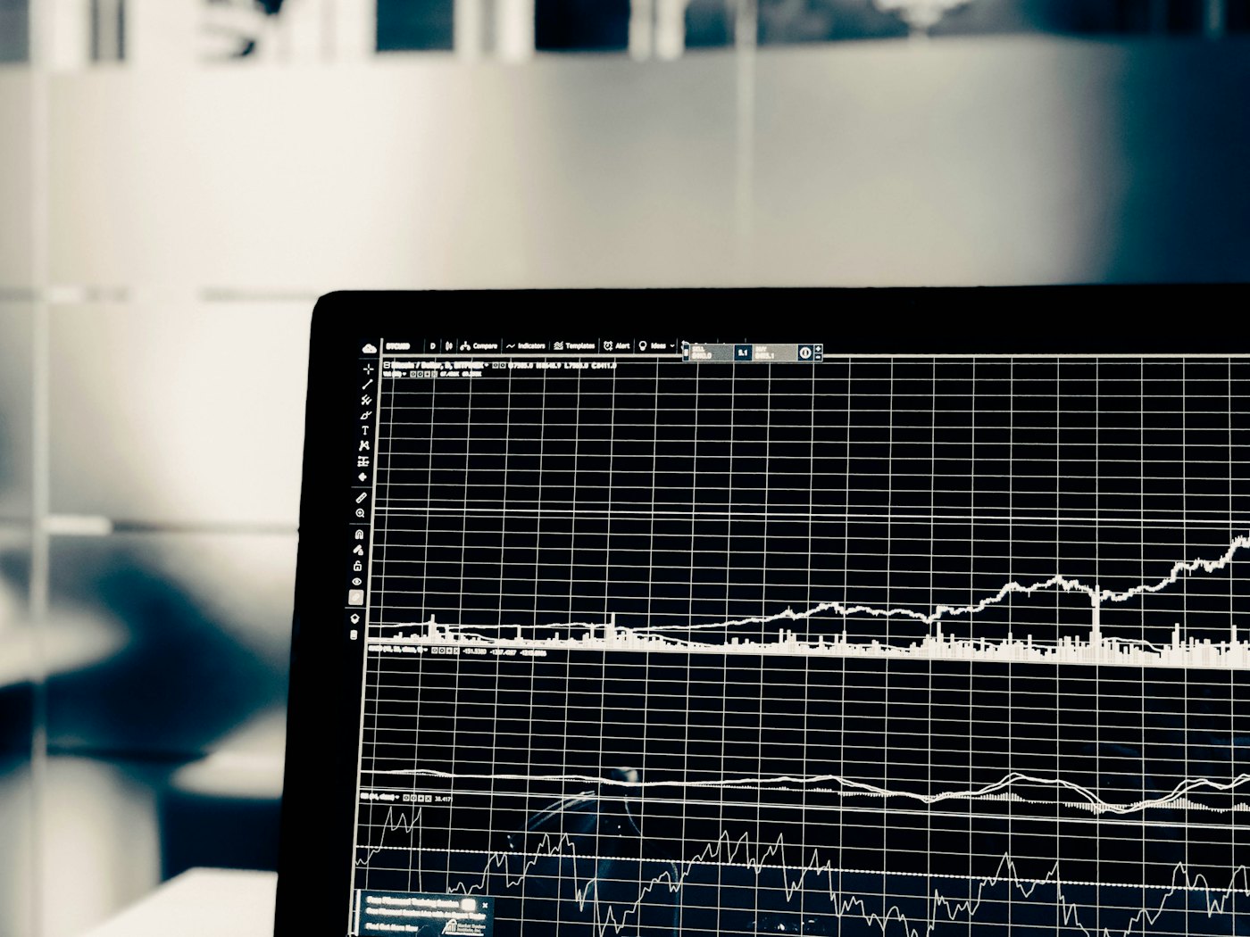 Bildschirm mit Finanzmarktdaten und Kursdiagrammen
